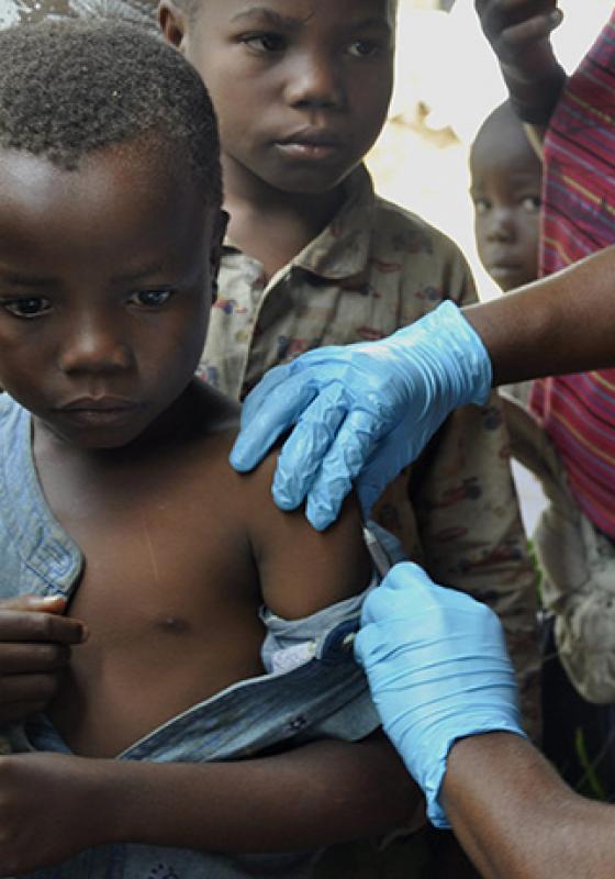 Niño refugiado se vacuna de sarampión