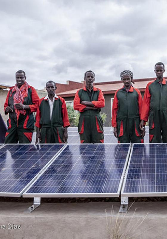 Refugiados reparan paneles solares refugiados_capacitados
