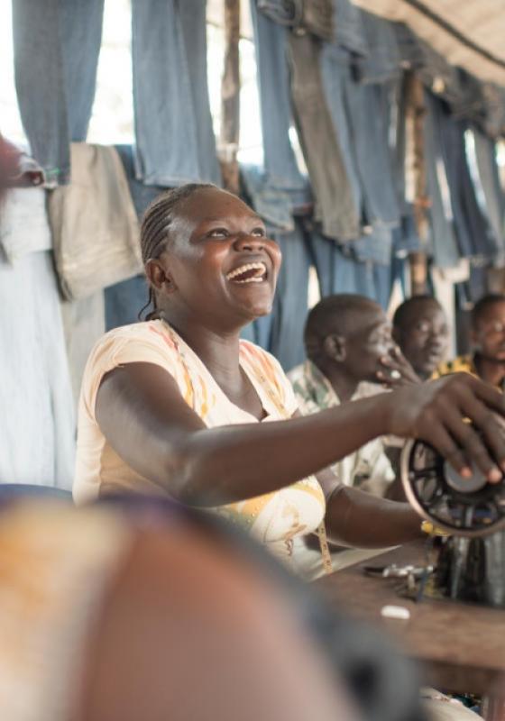 sastre en un mercado africano sastre en un mercado africano
