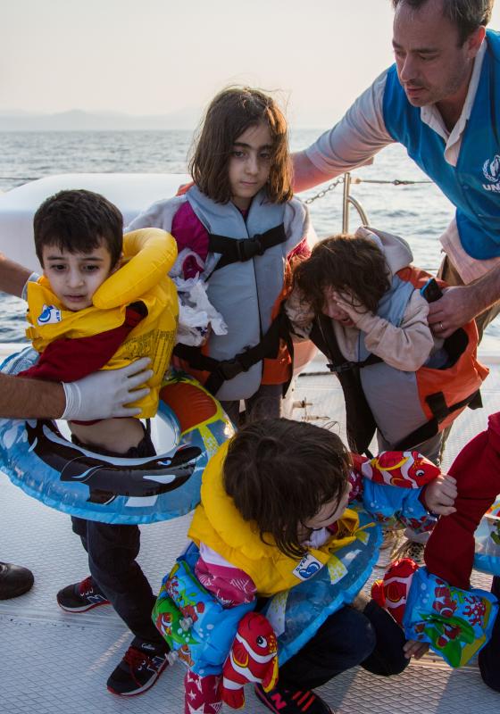 Guardacostas griegos rescatan a refugiados sirios en Lesbos