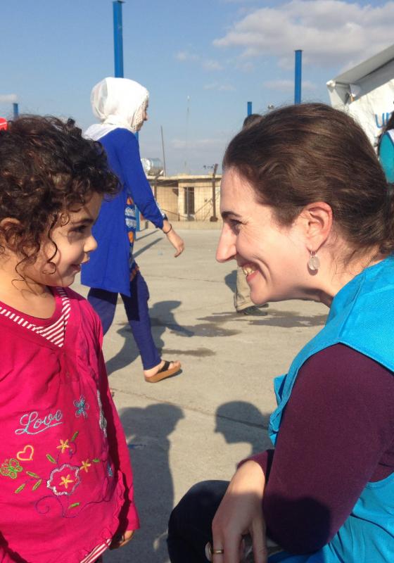 Trabajadora de ACNUR da asistencia a refugiados en un campo de refugiados Trabajadora de ACNUR da asistencia a refugiados en un campo de refugiados
