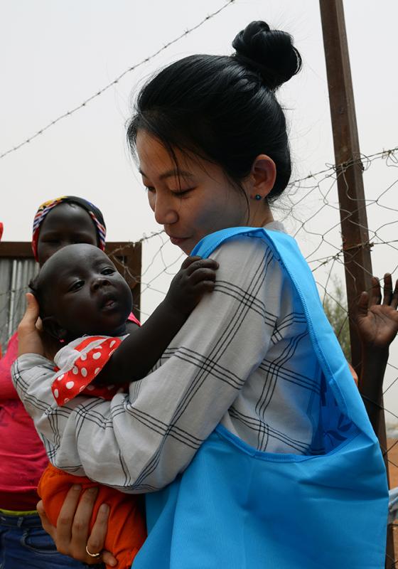 Trabajadora humanitaria en África Trabajadora humanitaria en África