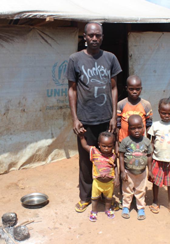 Umbetsi Jean Michel es refugiado del campo de Inke con sus hijos centroafricanos