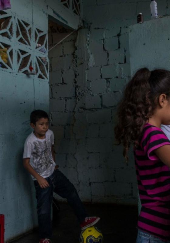 Familia de madre e hijos víctimas de violencia doméstica en Honduras Familia víctima de violencia doméstica en Honduras