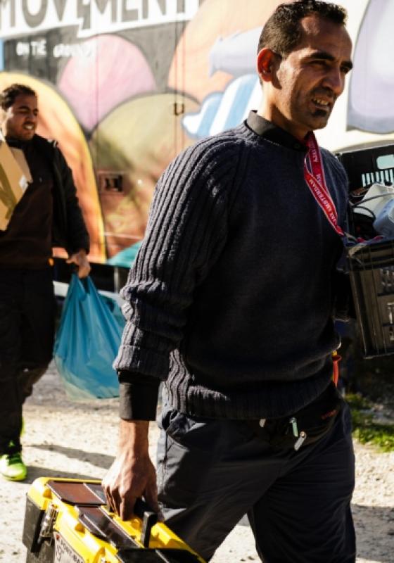 Voluntario y refugiado, Mohamed ayuda en un asentamiento de la isla de Lesbos Voluntario y refugiado, Mohamed ayuda en un asentamiento de la isla de Lesbos