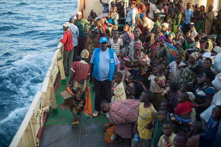 Un trabajador de ACNUR en el barco que traslada a los refugiados burundeses a Kigoma, en Tanzania.