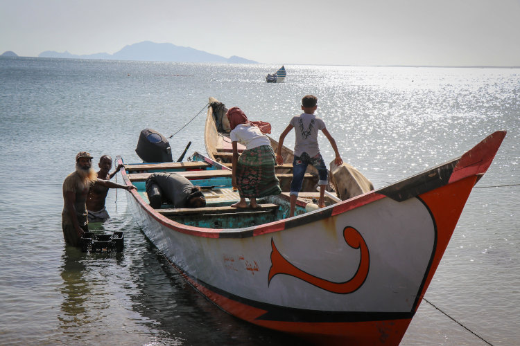 Niños desplazados trabajando en el mar