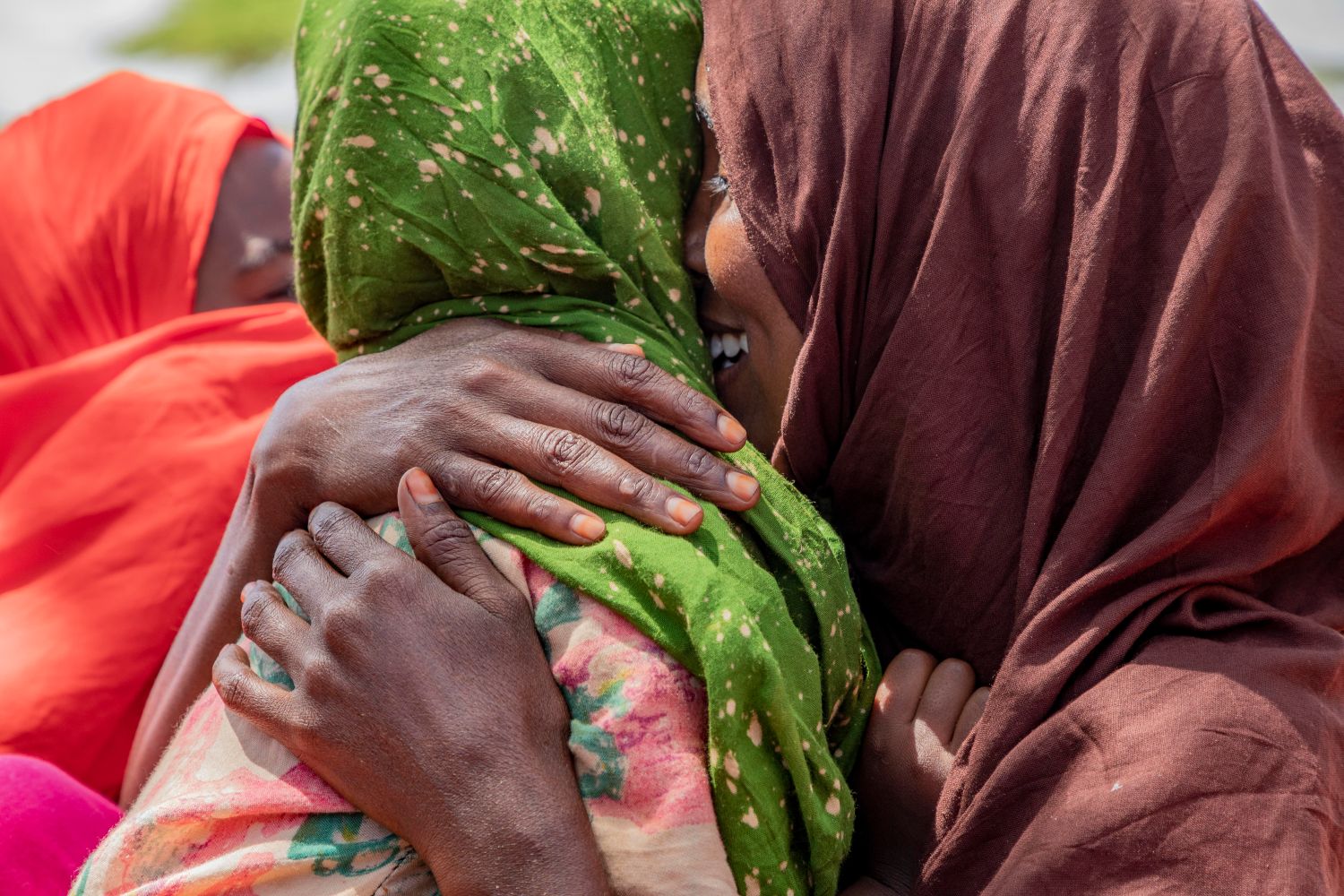mujeres refugiadas abrazandose