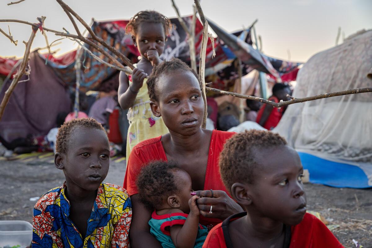 madre e hijos sudaneses