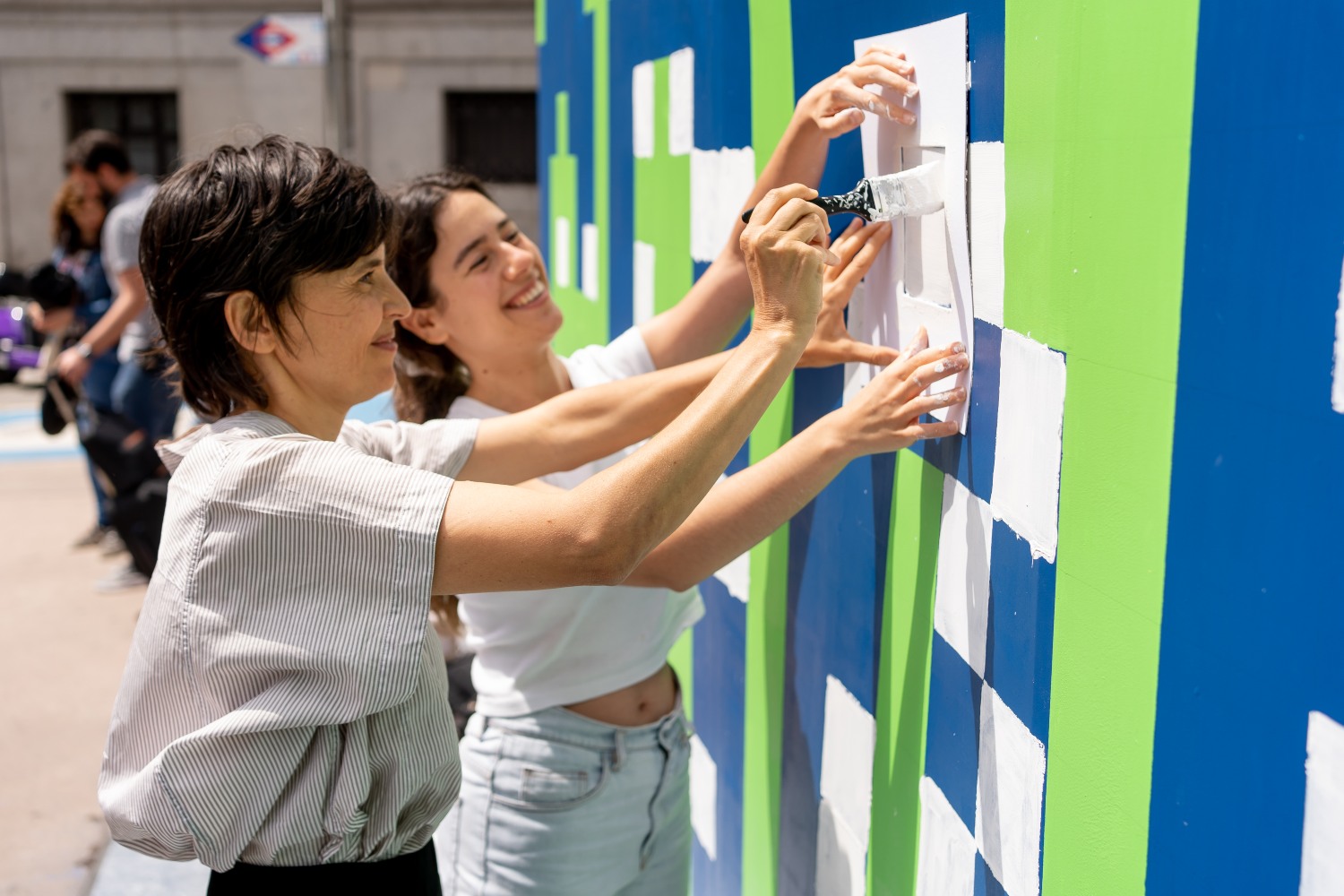 Elena Anaya mintando en el mural de CaixaForum Madrid