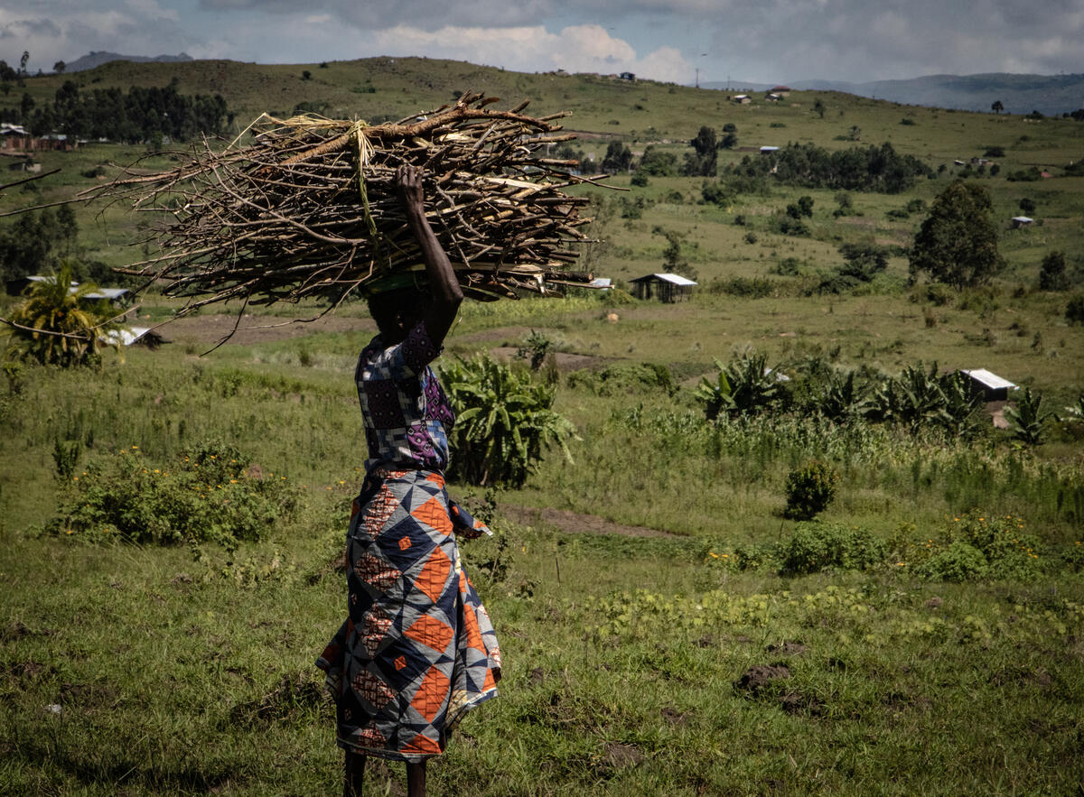 mujer congoleña recogiendo leña