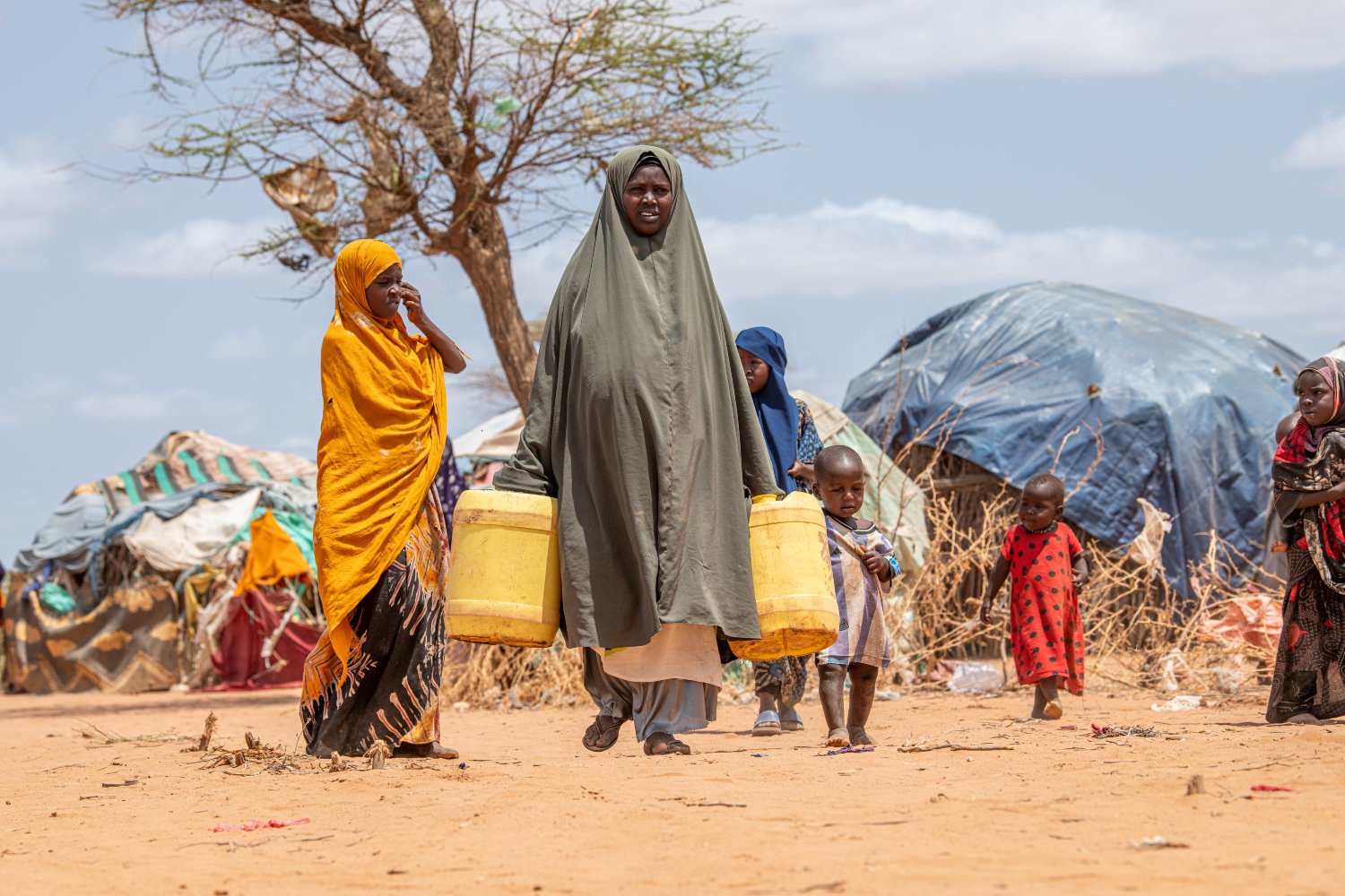 mujer somali recogoiendo agua de pozos de ACNUR