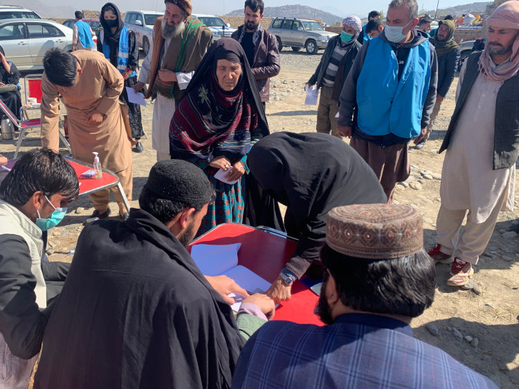 Mujer afgana recibe ayuda humanitaria de ACNUR