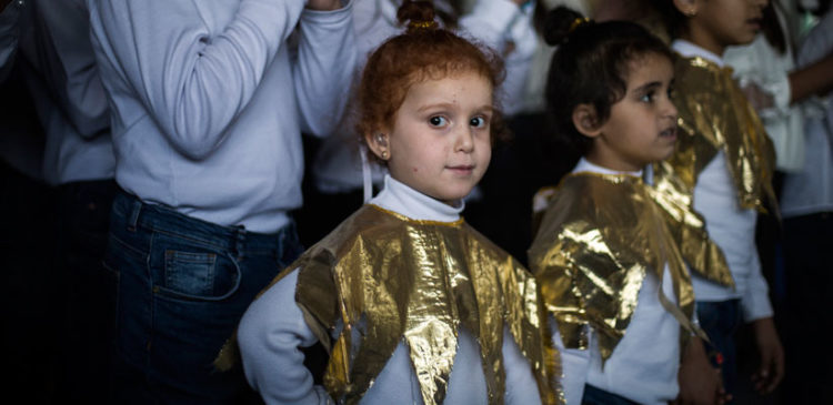 Un grupo de niños sordos refugiados de Siria cantan canciones navideñas en un coro.