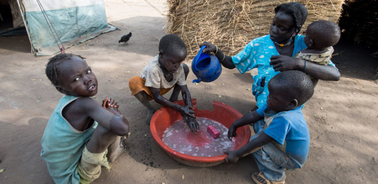 Refugiados africanos comparten agua