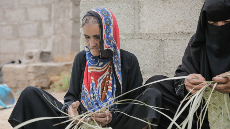 Mujeres yemenís tejen kashaf