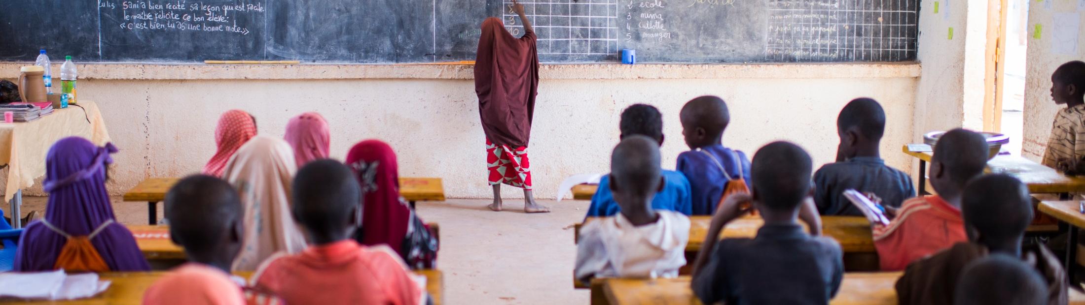 Casi la mitad de las niñas y niños refugiados siguen sin poder estudiar 