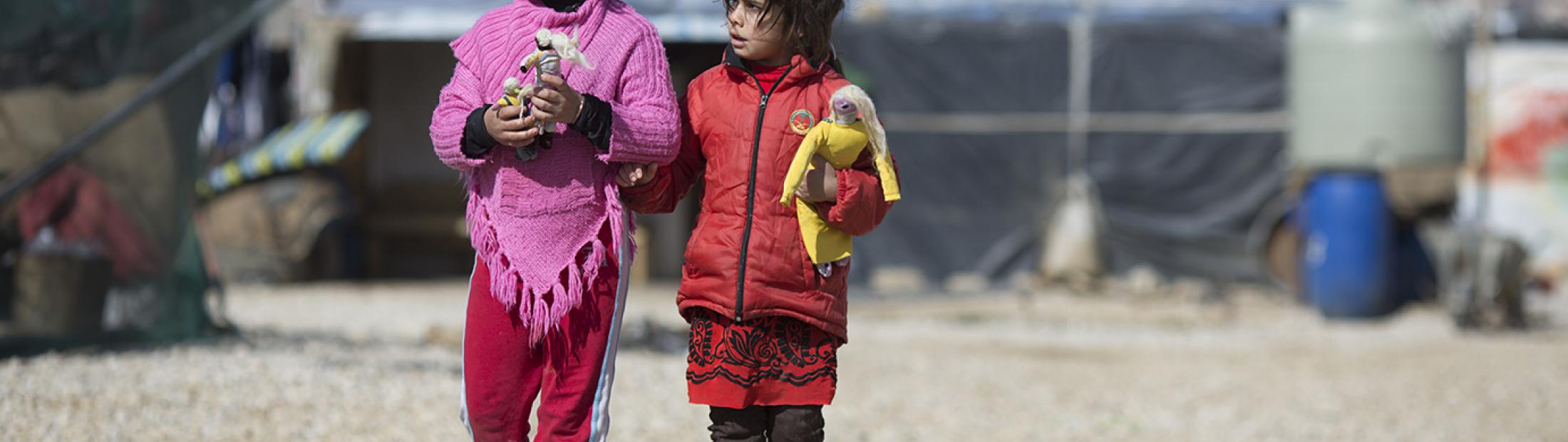 Muñecas de trapo cosidas por niñas sirias