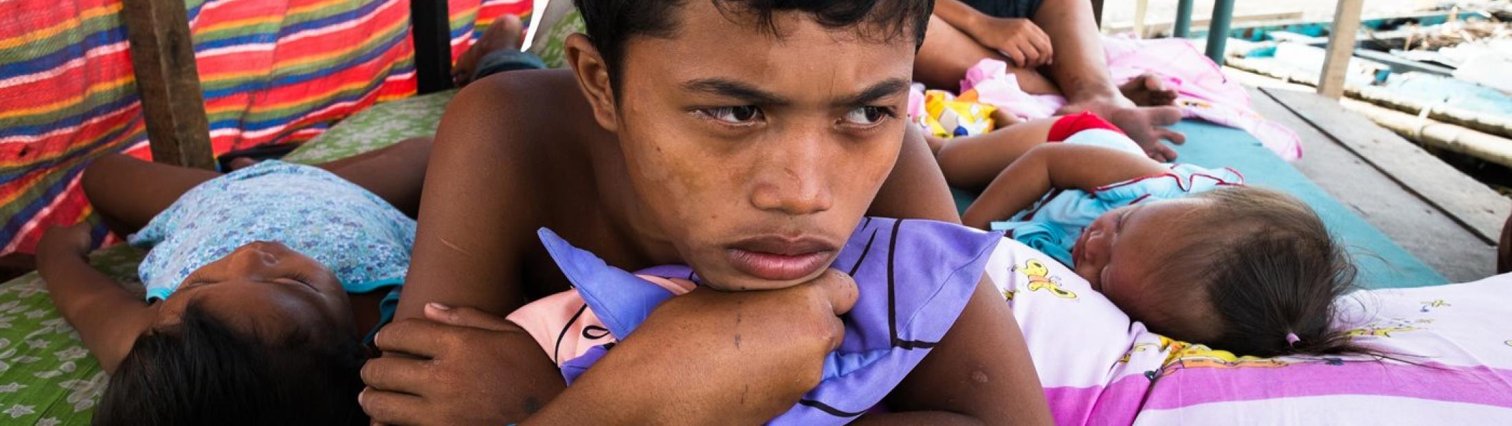Aumenta la tensión y los traumas entre las víctimas tras el tifón en Filipinas