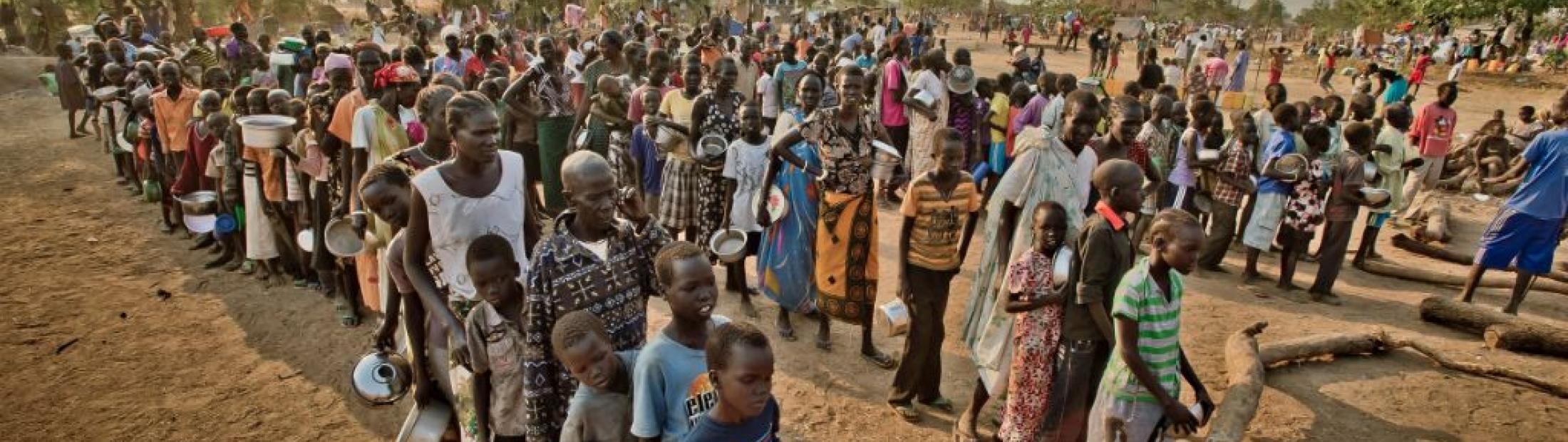 Mujeres y niños de Sudán del Sur huyen a Uganda 