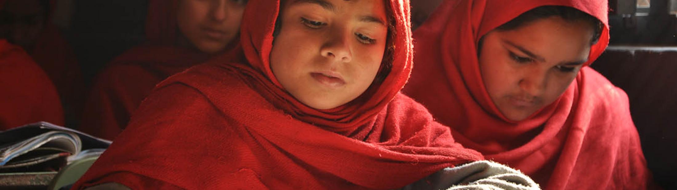 Una escuela financiada por Angelina Jolie cambia vidas en Afganistán