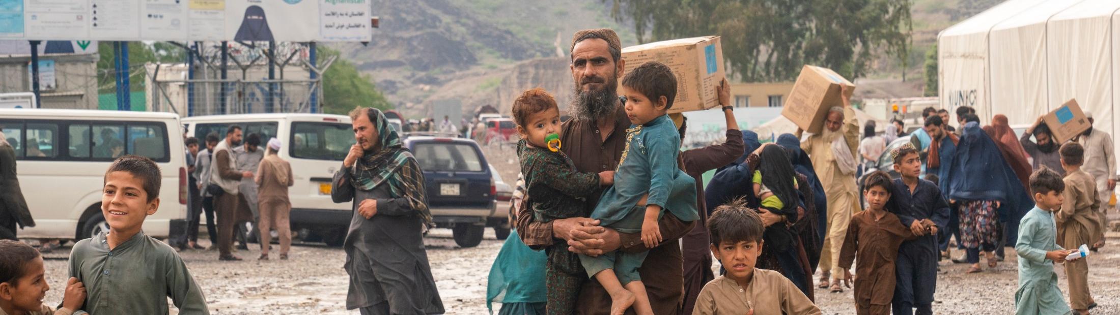 Cientos de miles de refugiados afganos obligados a regresar a su país desde Pakistán e Irán