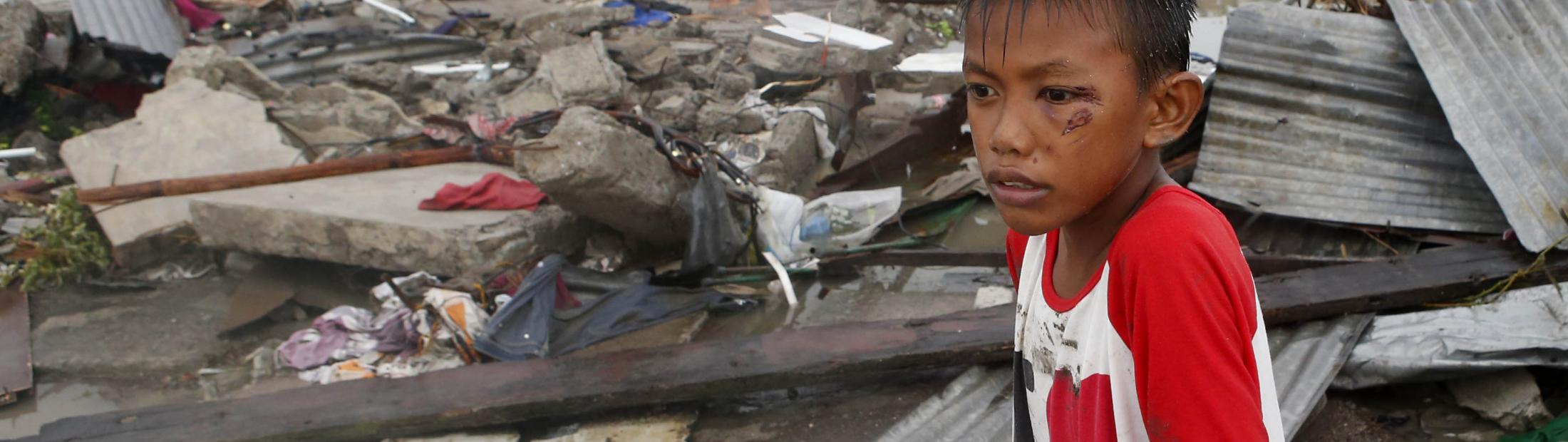 ACNUR envía por avión ayuda humanitaria a los supervivientes del tifón Haiyán en Filipinas