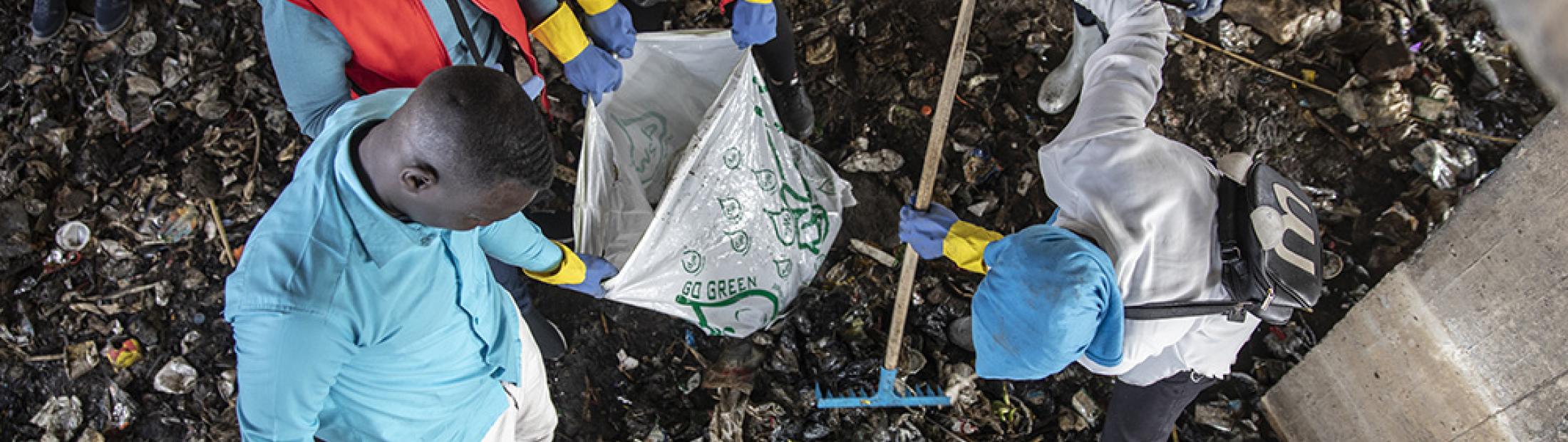 Refugiados en Egipto trabajan para disminuir la contaminación por plásticos en el Nilo