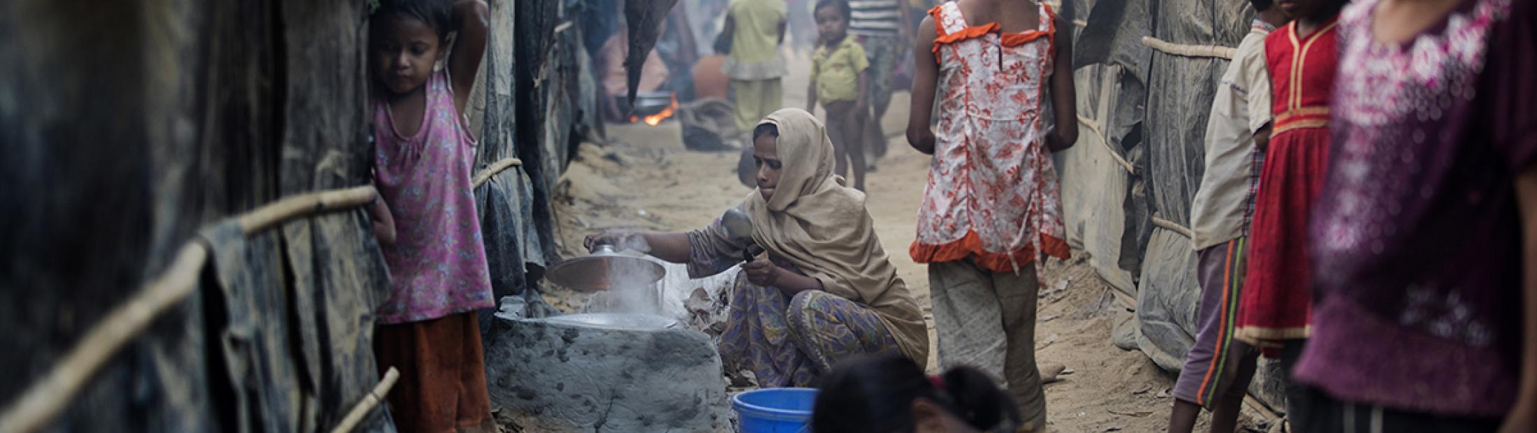 Miles de rohingya huyen a Bangladesh