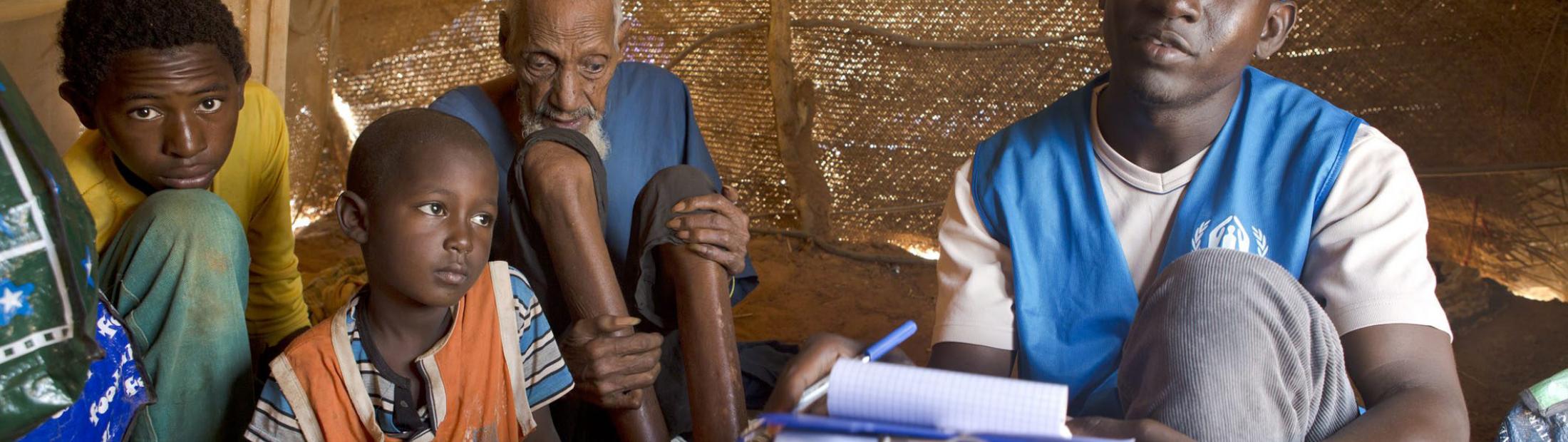 Un tuareg deja un buen trabajo para ayudar a los refugiados malienses
