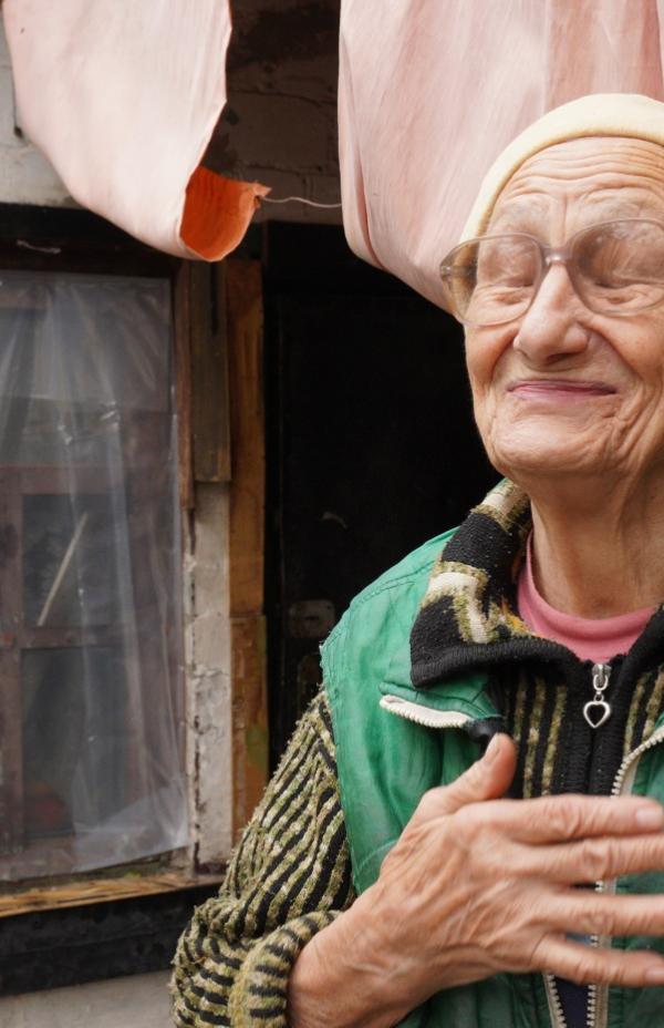 Resistir a la guerra y al frío: “Cada noche apago mis audífonos para no oír los bombardeos”