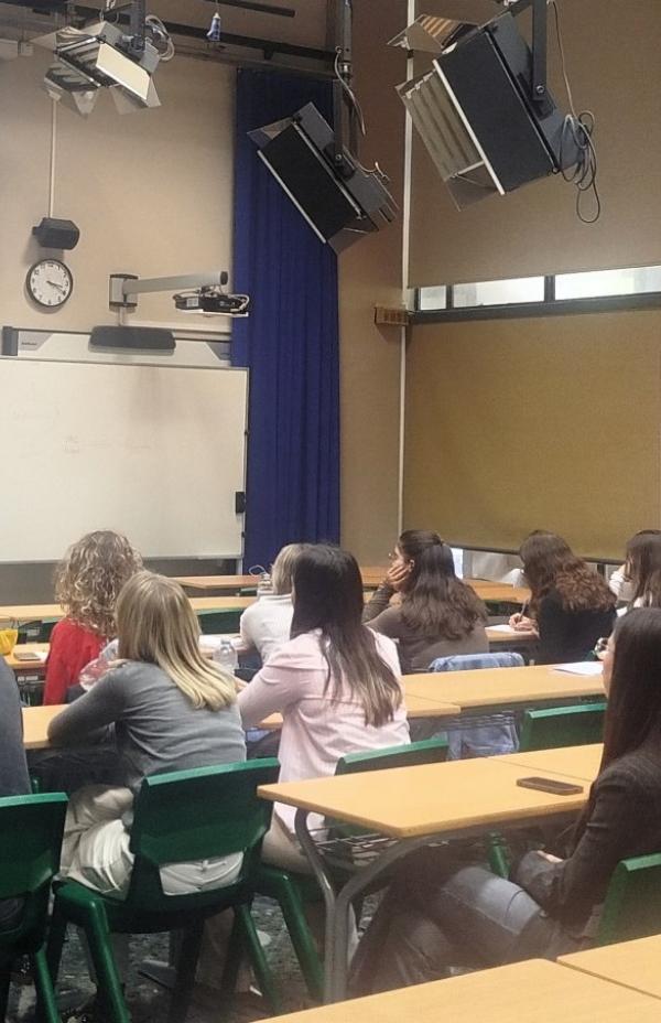 Jóvenes que educan por los derechos de las personas refugiadas