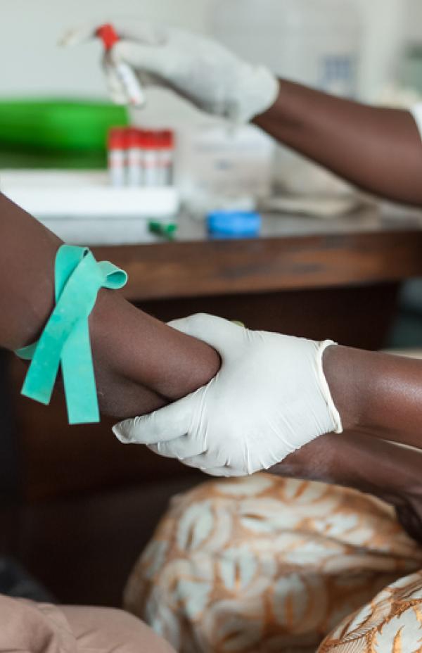 Tratamiento del ébola en África: beneficios e impacto social