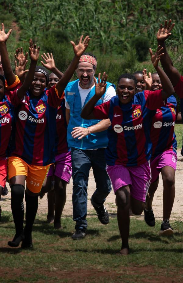 Alfonso Herrera acompaña a la Fundación FC Barcelona en una misión de apoyo a jóvenes refugiados en Uganda