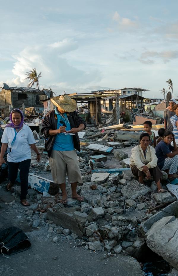 El tifón Haiyán deja a la deriva a una comunidad pesquera