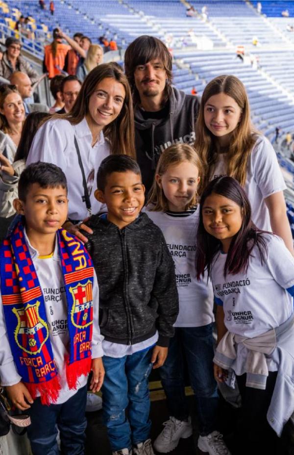 FC Barcelona y el cantante Danny Ocean con los refugiados en el Camp Nou