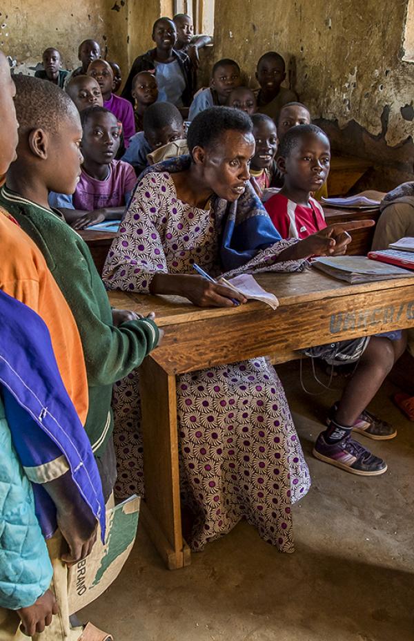 La Caixa colabora con el programa "Educa a un niño" de ACNUR