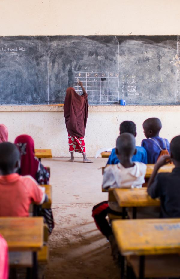 Casi la mitad de las niñas y niños refugiados siguen sin poder estudiar 