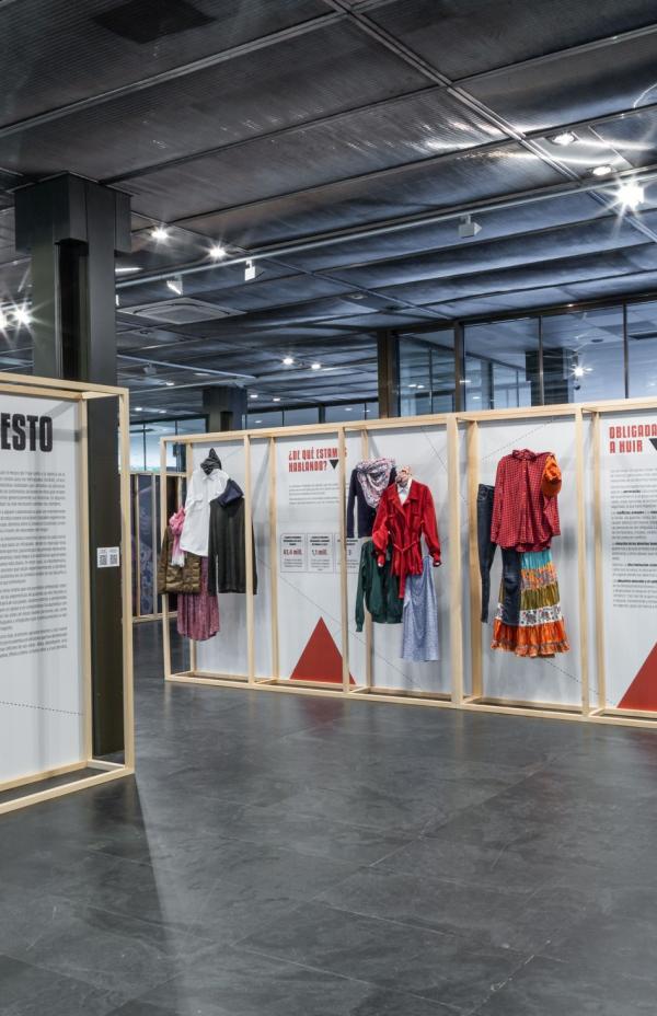 “Huir con lo Puesto”: la exposición que narra la realidad de las personas refugiadas