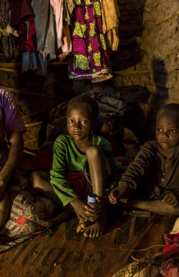 Lámparas solares alumbran el futuro de estudiantes refugiados en Uganda