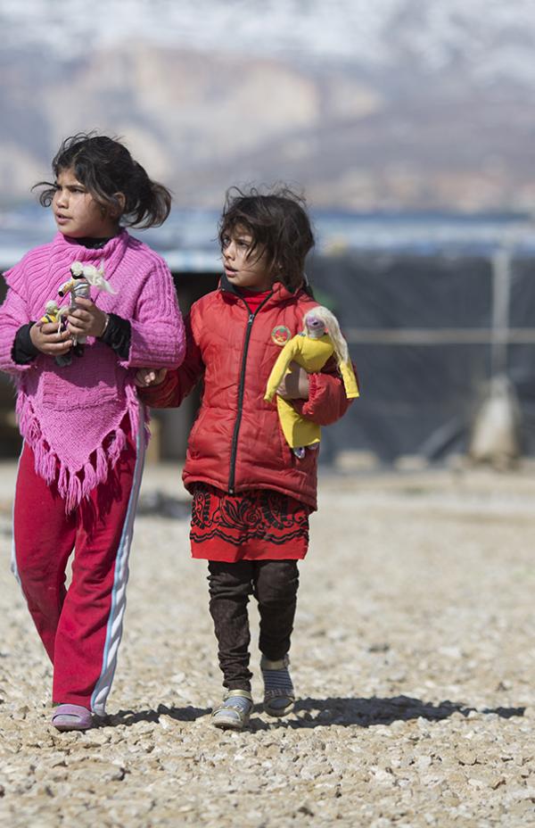 Muñecas de trapo cosidas por niñas sirias