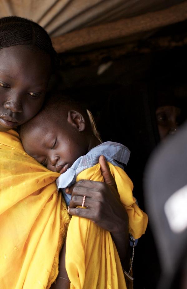 Una joven refugiada en Sudán del Sur se ve de nuevo forzada a huir, sin su familia
