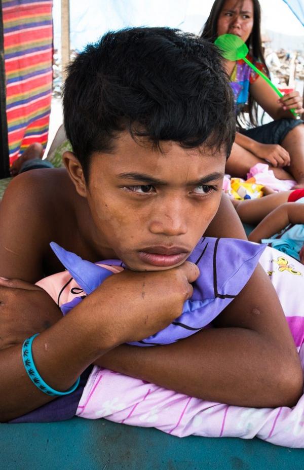 Aumenta la tensión y los traumas entre las víctimas tras el tifón en Filipinas