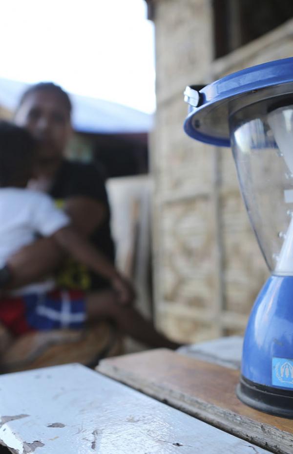 ¿Cómo son las lamparas solares que se utilizan en los campos de refugiados de ACNUR?
