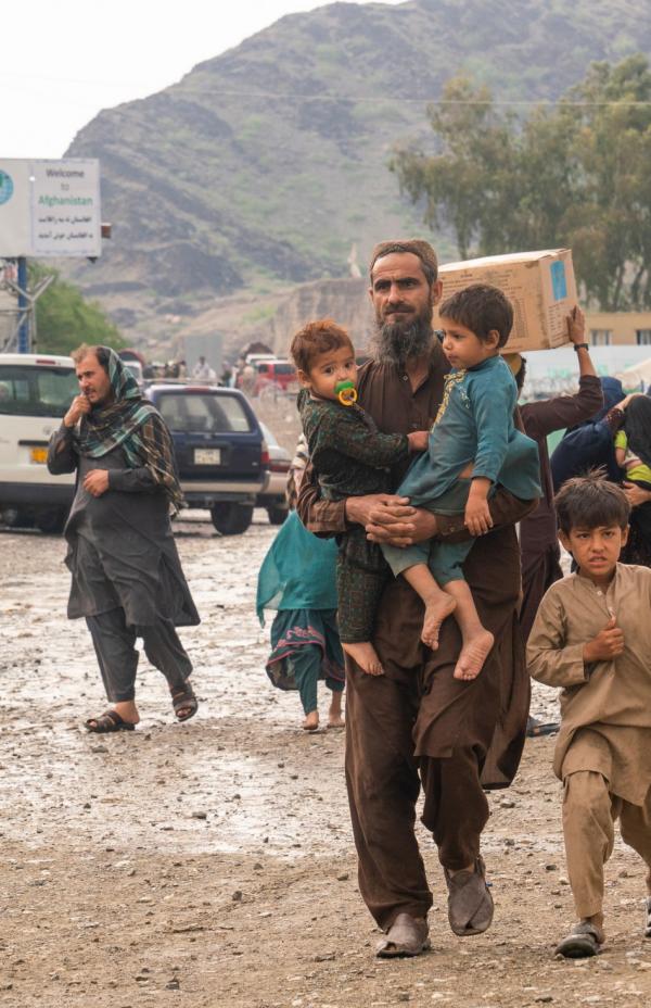 Cientos de miles de refugiados afganos obligados a regresar a su país desde Pakistán e Irán