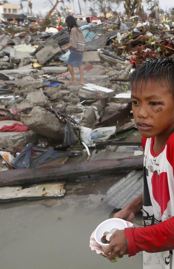 ACNUR envía por avión ayuda humanitaria a los supervivientes del tifón Haiyán en Filipinas