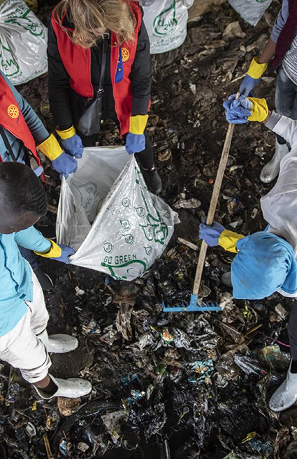 Refugiados en Egipto trabajan para disminuir la contaminación por plásticos en el Nilo