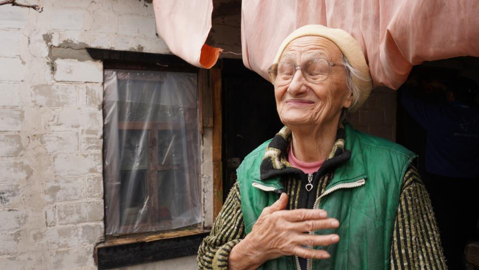 Resistir a la guerra y al frío: “Cada noche apago mis audífonos para no oír los bombardeos”