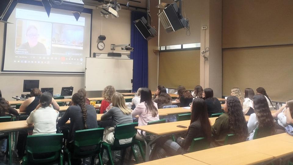 Jóvenes que educan por los derechos de las personas refugiadas