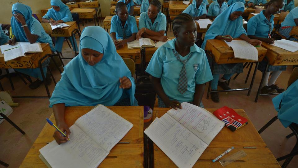 Niñas refugiadas sursudanesas se forman para el futuro en Kakuma